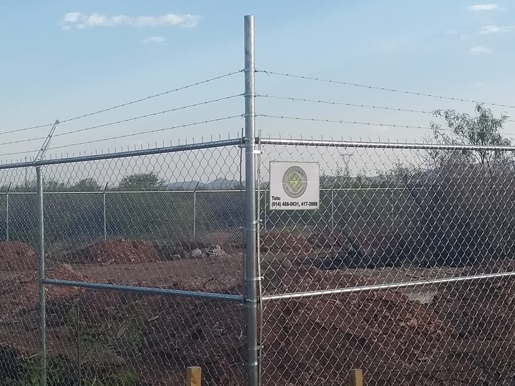 Cerco de malla ciclónica rematado con tres hilos de alambre de púas en Chihuahua