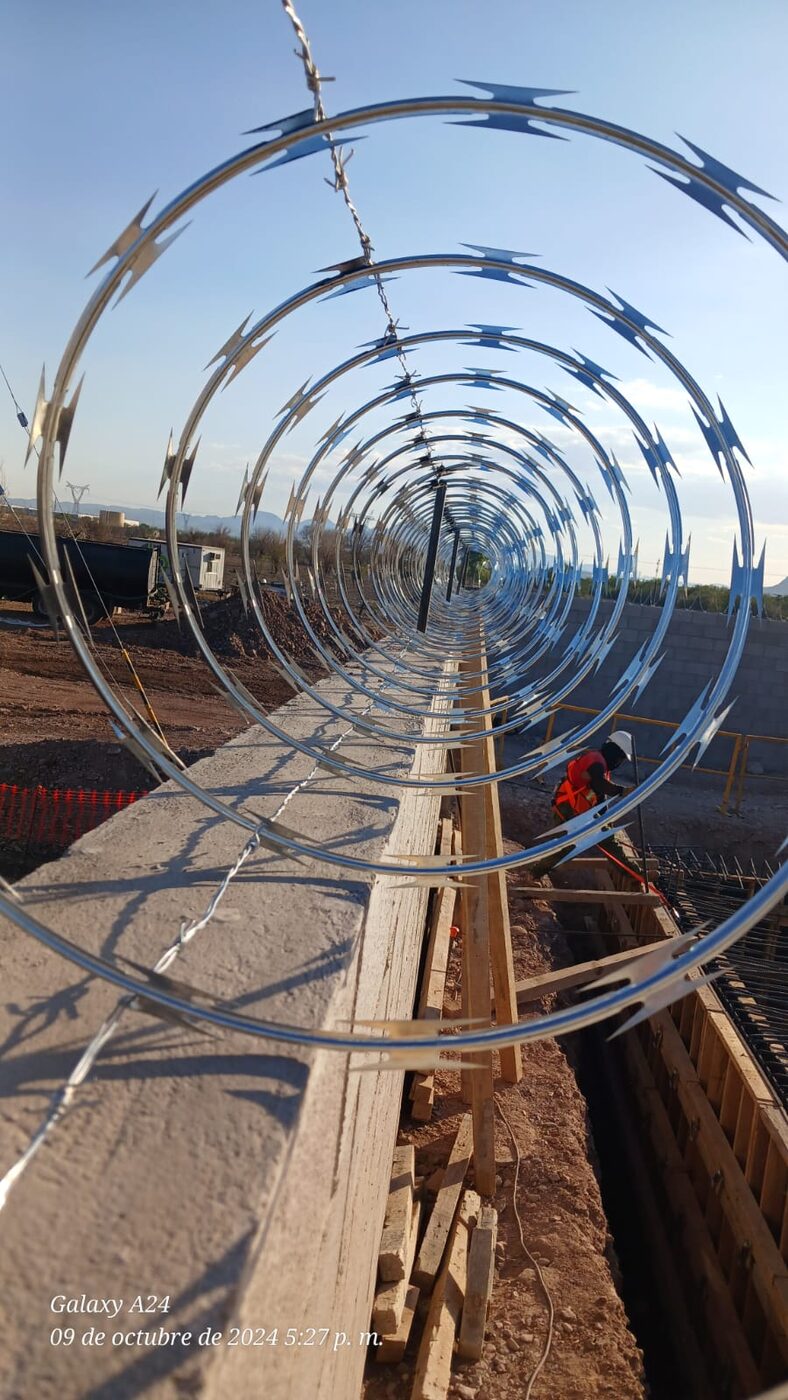 Concertina de alambre navaja instalada sobre barda para seguridad perimetral