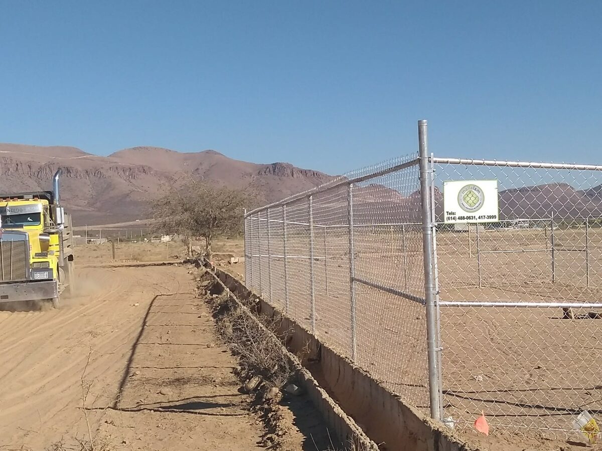 Instalación de malla ciclónica perimetral con portón en terreno de Chihuahua