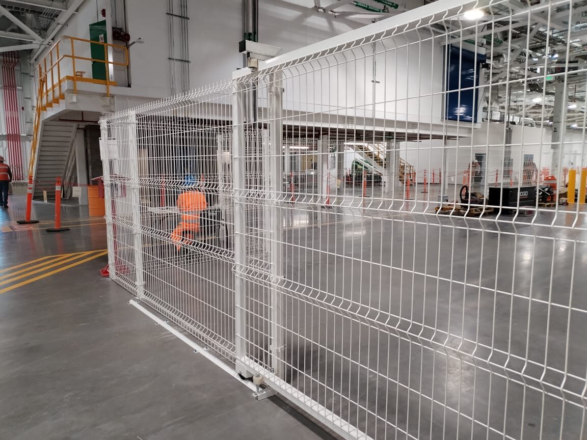 Cerca de malla electrosoldada galvanizada instalada en planta industrial
