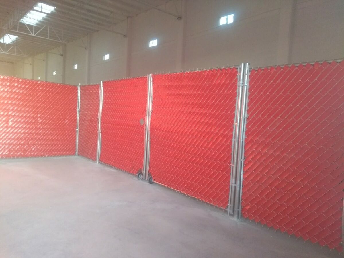 Malla ciclónica con láminas de privacidad en nave industrial en Chihuahua